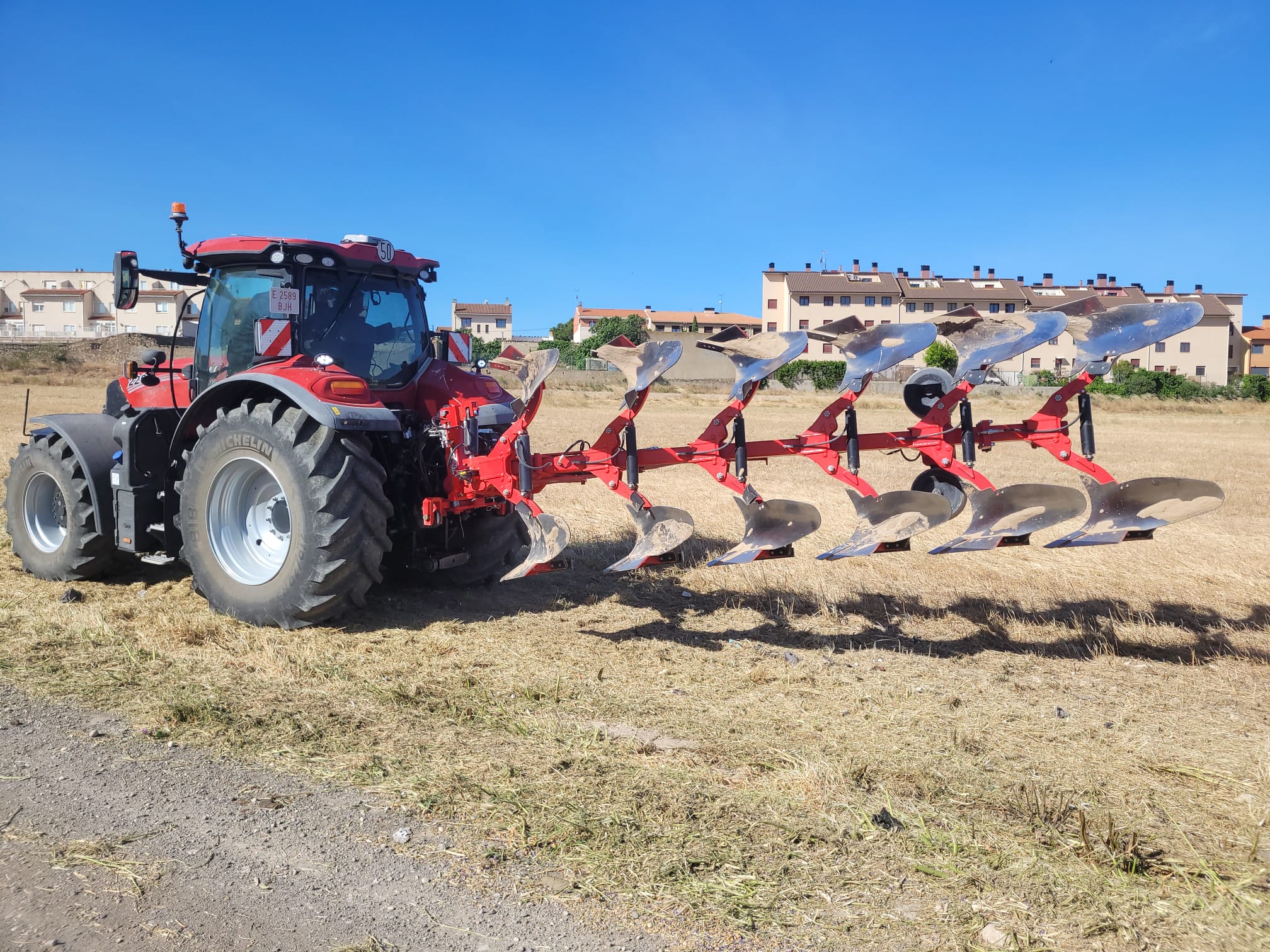 Tractor con arado Fontán en el campo